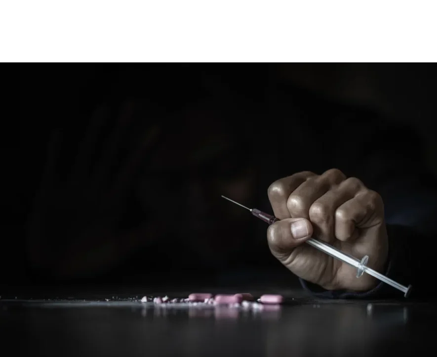 Fist with syringe and drugs - can you die from drug and alcohol withdrawal?