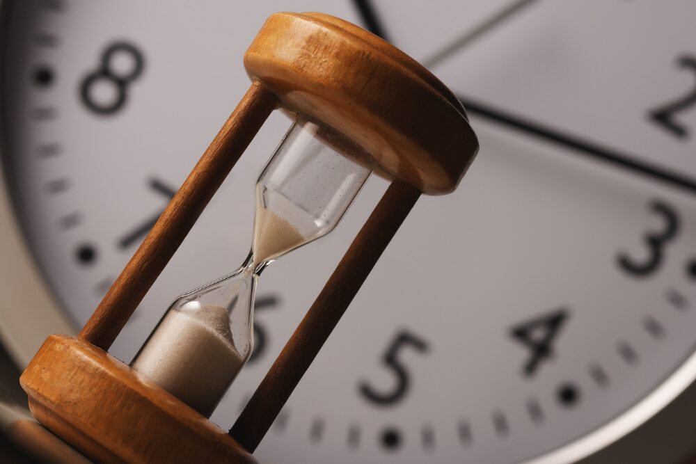 Hourglass and a clock represents the heroin withdrawal timeline.