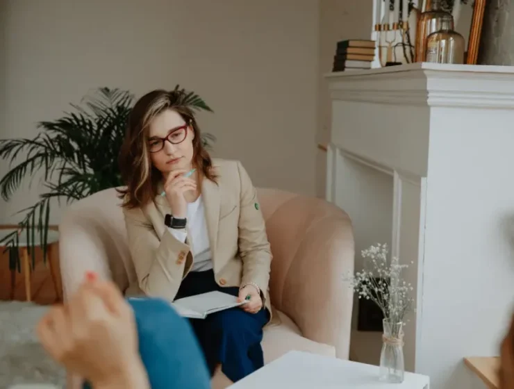 Therapist using motivational interviewing to support addiction recovery during a one-on-one session.